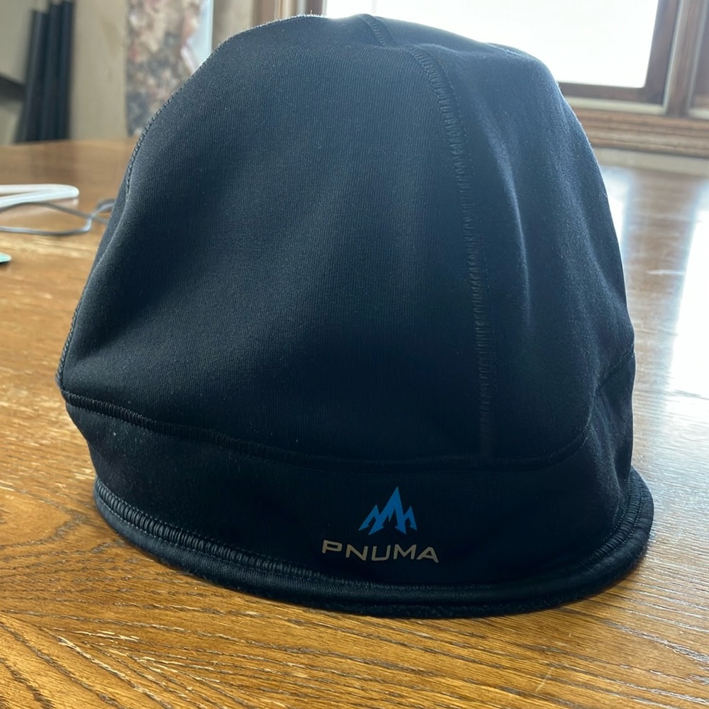 MENS PNUMA HAT
OUTSIDE IS POLYESTER 
INSIDE IS FLEECE SIZE XL-2XL
EXCELLENT COND